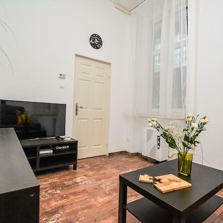 Timeless Apartment With Free Private Parking Будапеща Екстериор снимка
