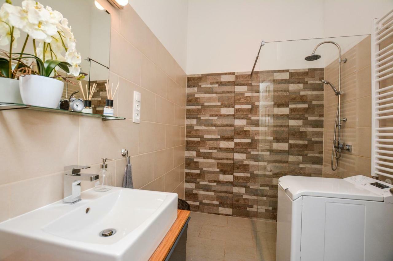 Timeless Apartment With Free Private Parking Будапеща Екстериор снимка